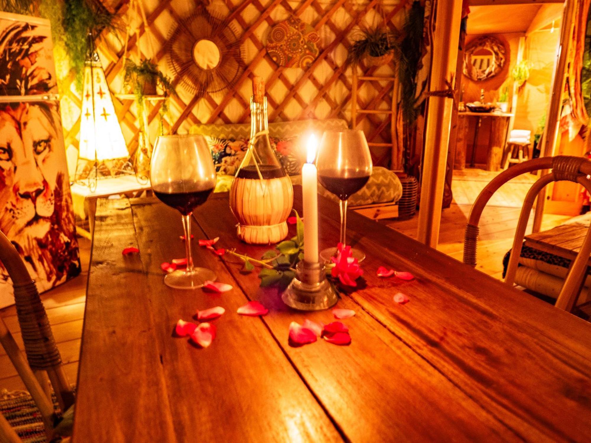 2 Cuori E 1 Yurta Glamping In Tuscany - Adults Only Asciano Exteriör bild
